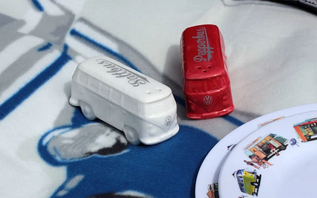 VW Collection T1 Bus Salz & Pfefferstreuer Blau / Weiß VW Collection T1 Bus Salz & Pfefferstreuer Blau / Weiß -Campingausrüstung 410756 2980265